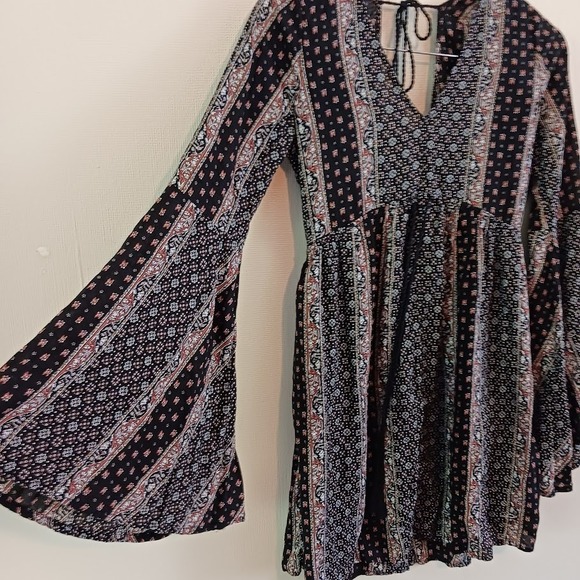 Abercrombie fitch Navy blue & Floral Bell Sleeve Dress Size M Boho Chic - Picture 2 of 9